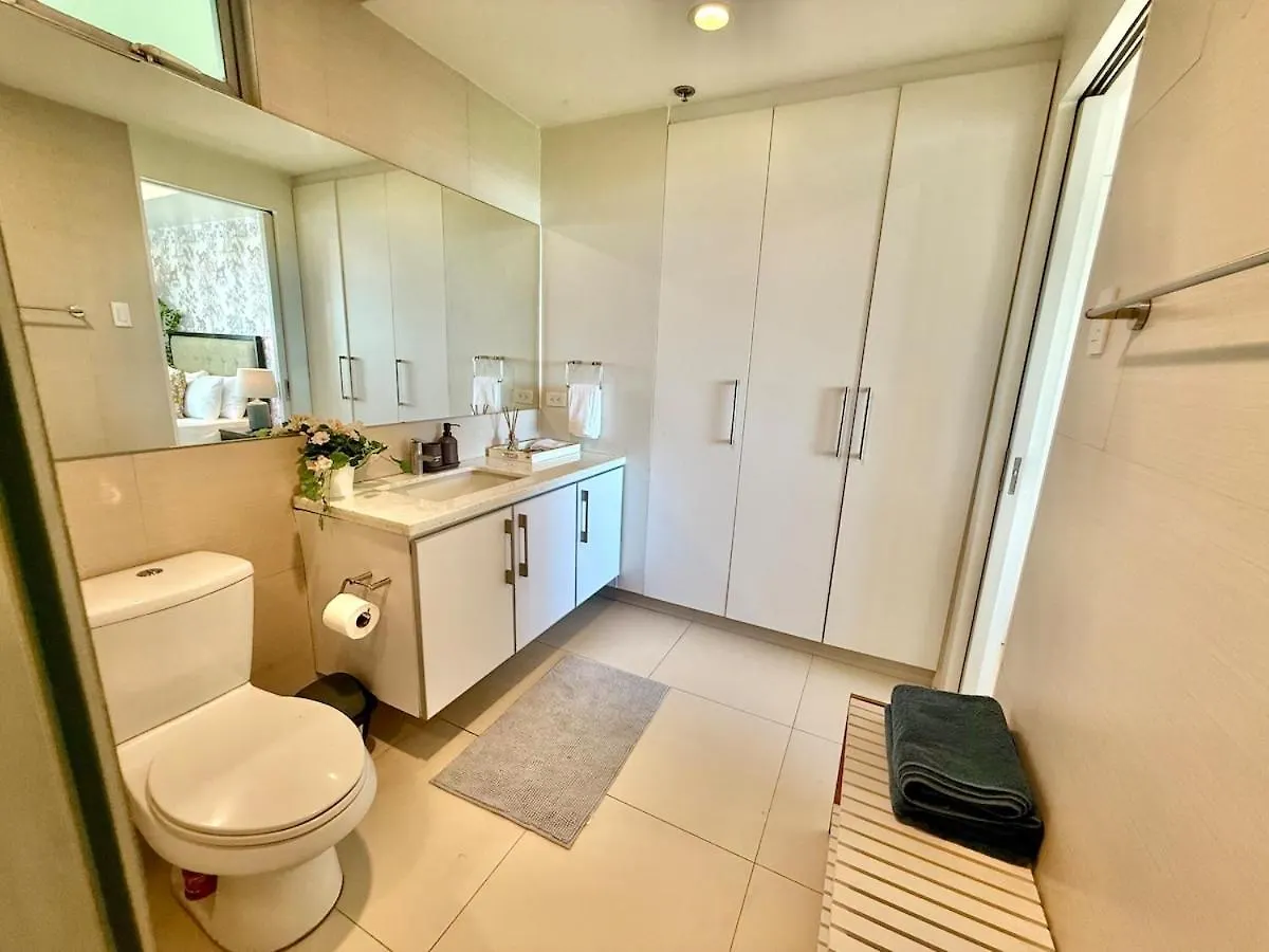 Spacious Tropics With Golf View In Bgc Μανίλα