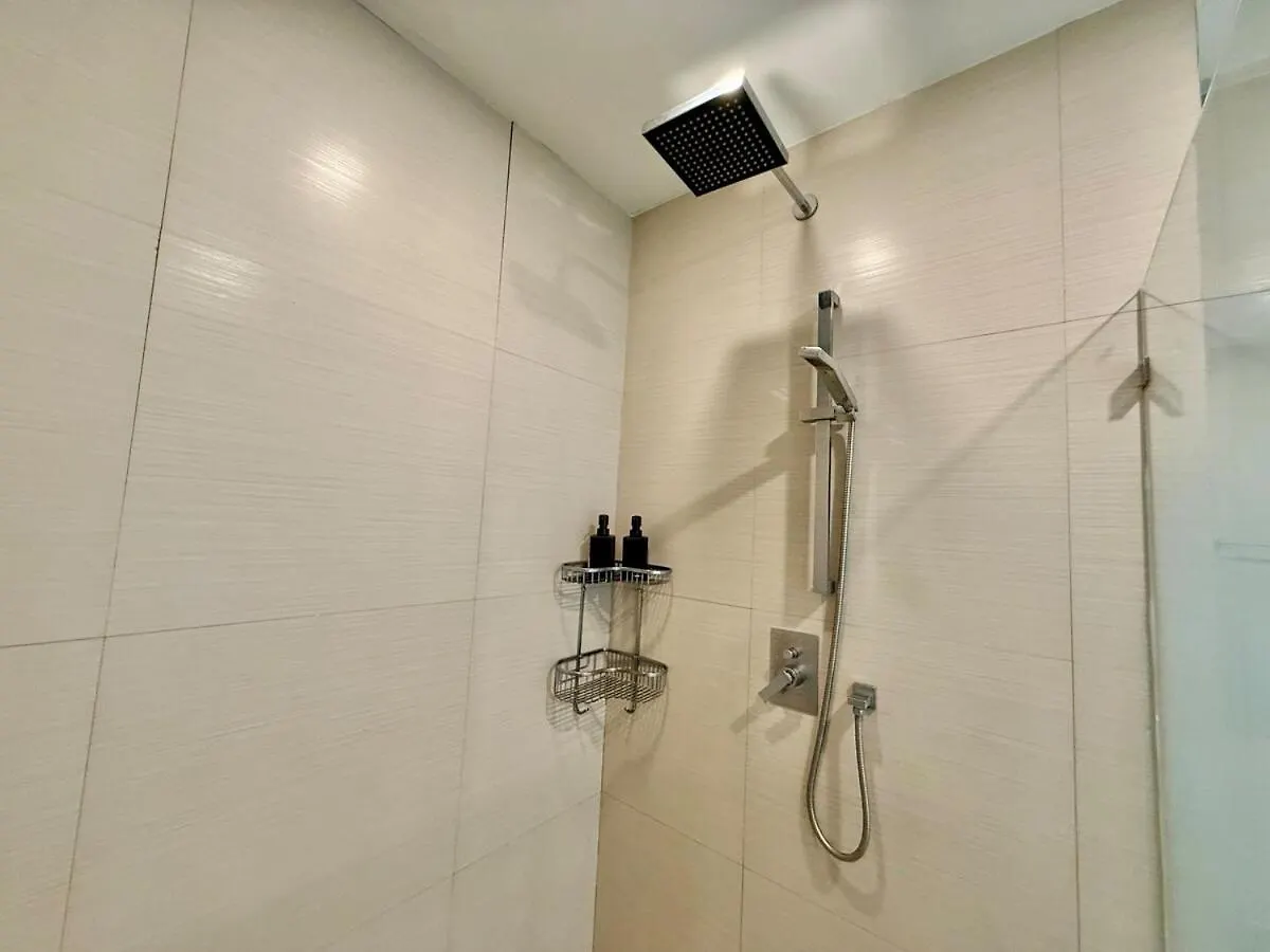 Spacious Tropics With Golf View In Bgc Manila