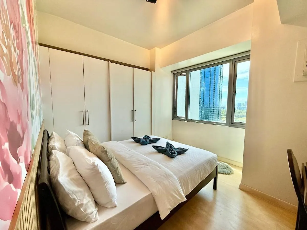 Spacious Tropics With Golf View In Bgc Manila Apartment