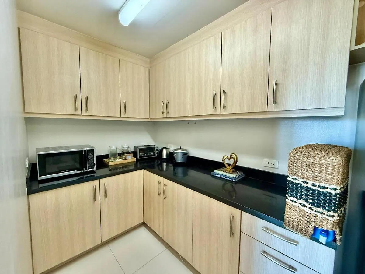 Apartment Spacious Tropics With Golf View In Bgc Manila