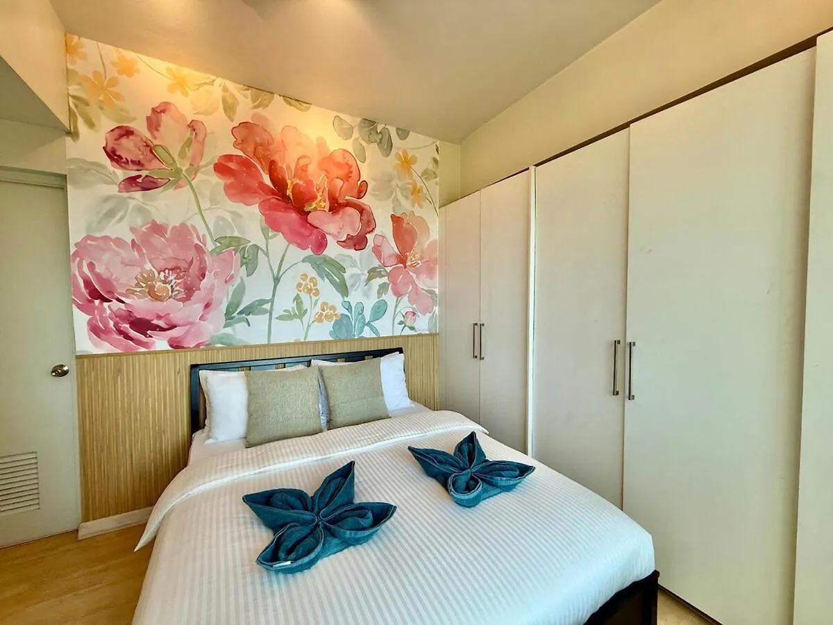 Apartment Spacious Tropics With Golf View In Bgc Manila